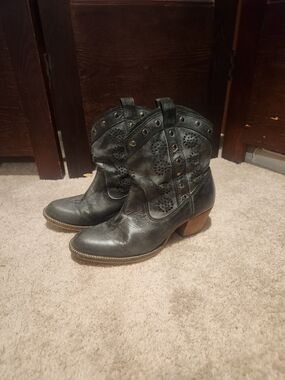 dingo Black Leather Western Ankle Booties with Stud Accents